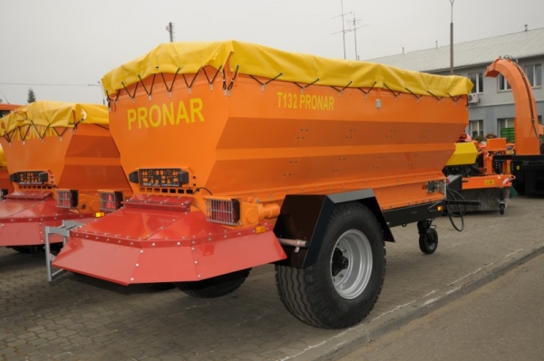 Причіпні розкидачі піску Pronar T130 / T131 / T132